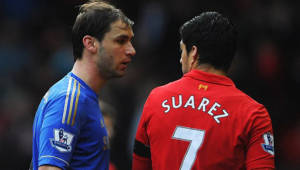 El duelo Ivanovic - Suárez estuvo caliente en Liverpool vs Chelsea