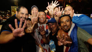 Aficionados del Olimpia celebrando a lo grande su nuevo récord.