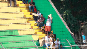 Aficionados en las graderías de sol este del estadio Morazán.