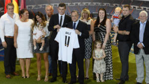 Gareth Bale llevó a su familia, incluyendo a su novia, a la presentación en el Bernabéu.