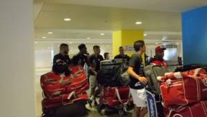 Seleccionados ticos transportan su equipaje luego de pasar los controles de migración en el aeropuerto de New Jersey.