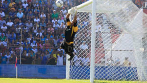 Orlin Vallecillo voló para evitar el gol de Amado Guevara. iLo logró!