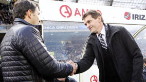 Tito Vilanova salundando al técnico que lo venció, el francés Philippe Montanier.