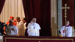 El Papa Francisco al ser presentado ante los feligreses en la Capilla Sixtina.