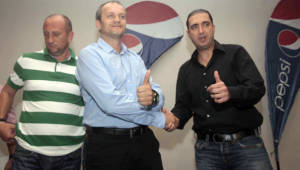 Risto Vidakovic junto al presidente de Motagua Pedro Atala, quien hizo el anuncio oficial de su fichaje.