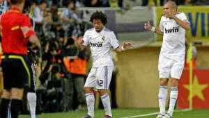 Con un peculiar baile Marcelo y Pepe celebraron el primer gol madridista del juego.