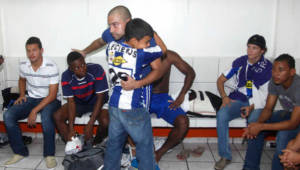 Andrés Copete es felicitado por un niño en el camerino del equipo.