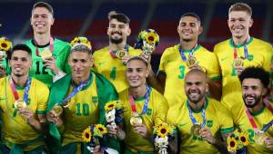 Los futbolistas de Brasil celebraron tras conseguir la medalla de oro durante los Juegos Olímpicos 2020.