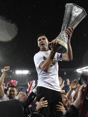 Locura de jugadores y aficionados del Sevilla por su título de Europa League