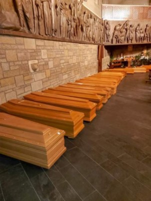 El drama del coronavirus en Italia: Camiones del ejército trasladan decenas de cuerpos para incinerar