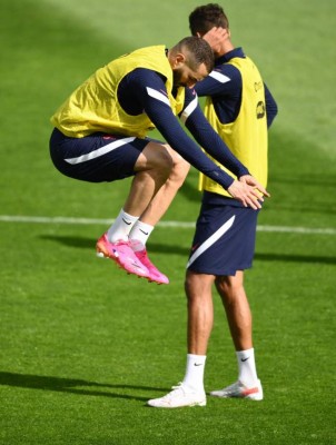 Mbappé se parte de la risa y las imágenes del brutal tridente que ponen a temblar a la Euro