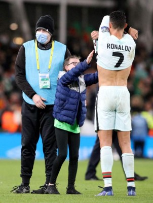 Niña corre llorando buscando a Cristiano Ronaldo y así reaccionó el portugués; Goretzka recibe patada criminal
