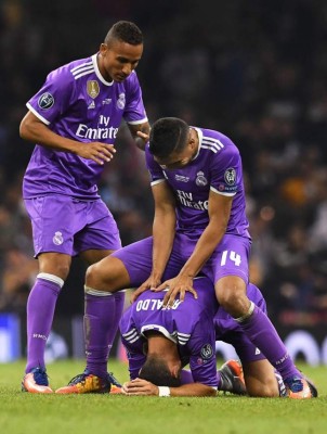 NO VISTE EN TV: Los abrazos de Alves y la chica que se robó la atención en Cardiff