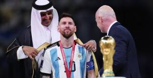 El Emir de Qatar le dio a Messi un bisht para que levantara la Copa del Mundo luego de vencer a Francia.