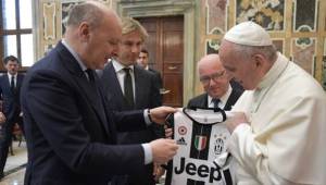 El papa Francisco recibe una camiseta del Juventus de manos del consejero delegado del equipo, Giuseppe Marotta. Foto por EFE