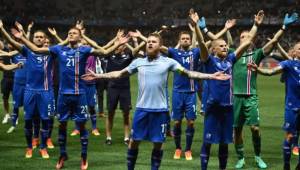Los islandeses celebran de manera espectacular al final de cada partido de la Eurocopa con su afición con este famoso grito vikingo. Foto DIEZ