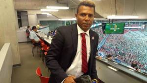 Carlos Pavón se ha convertido en comentarista de la cadena Univision en los partidos que juega la selección de Honduras.