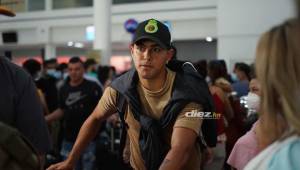 Luis Palma saliendo del aeropuerto Ramón Villeda Morales. Foto: Mauricio Ayala.