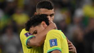 Thiago Silva abraza a Marquinhos luego de que fallara uno de los penales frente a los croatas.