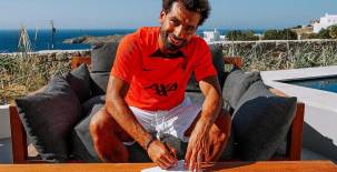 Mohamed Salah renovando su contrato con el Liverpool.