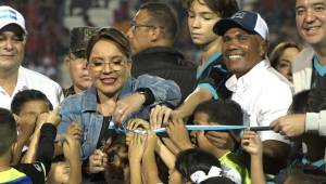 La presidente de Honduras, Xiomara Castro, acompañada de al menos un centenar de niños y autoridades deportivas dio por inaugurada la primera grama de primer mundo en un estadio de Honduras: la del Nacional Chelato Uclés.