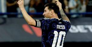 Lionel Messi lo recibe con gran alegría para el partido debut contra Argelia.