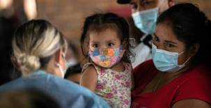 Texas y Misisipi suspendieron el uso obligatorio de mascarillas y autoridades de Estados Unidos piden mantener las medidas sanitarias contra la pandemia.