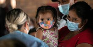 Texas y Misisipi suspendieron el uso obligatorio de mascarillas y autoridades de Estados Unidos piden mantener las medidas sanitarias contra la pandemia.