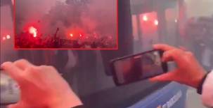 ¡Pensaron que era PSG! Aficionados del Barcelona se confunden y lanzan objetos al bus su propio equipo