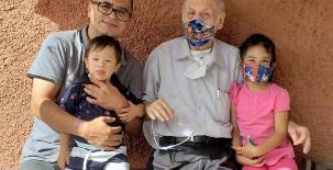 Rudy Urbina junto a sus hijos y su padre Chelato en una hermosa foto familiar.