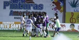 Futbolista de Real Juventud celebran su anotación ante San Juan Huracán. Foto: Neptalí Romero.