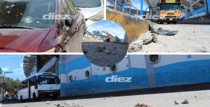 Luego de la batalla campal en las afueras del estadio Nacional Chelato Uclés, las calles del Barrio Morazán aún lucen las secuelas con tremendos daños en los vehículos.