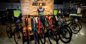 Gennie Flores, gerente de Bike Mart, mostró con alegría las 10 bicicletas que regalará la tienda para que sean sorteadas en la undécima edición de la Vuelta.