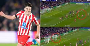 Barcelona se quedó con 10 y Julián Álvarez castigó con un golazo de tiro libre en el Camp Nou