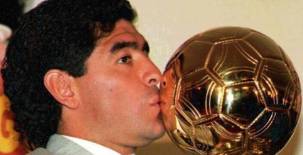 El Balón de Oro que ganó Maradona en 1986 será subastado en París.