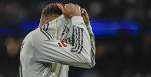 El delantero del Real Madrid Kylian Mbappé se lamenta tras una ocasión fallada, durante el partido de LaLiga de fútbol que Real Madrid y Celta de Vigo disputaron en el estadio Santiago Bernabéu. EFE/Sergio Pérez