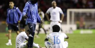 Jugadores de Honduras lamentándose tras quedar eliminados del Mundial de 2026 tras el empate 0-0 frente a Costa Rica en la jornada final de las eliminatorias de la Concacaf.
