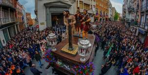 Los desfiles procesionales de Badajoz, con una tradición centenaria, exhiben monumentos y obras de arte que desfilan por las hermosas calles y plazas del barrio antiguo.