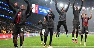 Los jugadores del Milan festejaron como visitantes el pase a los cuartos de final de la Champions League.
