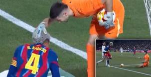 Insólito: el tiro de esquina que regaló Joan García por felicitar a Araujo en el Albacete-Barcelona