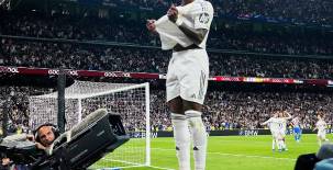 Real Madrid acabó jugando con 10 y derrota al Atlético en un polémico derbi; Vinicius hizo doblete