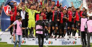 Futbolistas de Atlas levantando el título de campeón de la Liga MX.