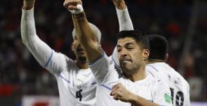 Luis Suárez celebrando su anotación ante Chile en el cierre de la eliminatoria de la Conmebol.