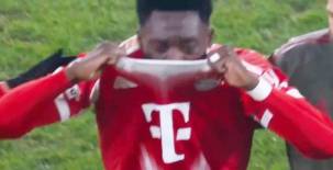 Alphonso Davies llorando al salir del partido por la lesión contra Atalanta. Foto captura de video.