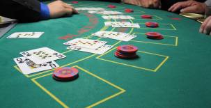 En el Blackjack las decisiones del jugador son cruciales y pueden influir en el resultado final.