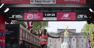 El keniano Sabastian Sawe cuando llegaba a la meta y romper el récord Mundial de una maratón al ganar la de Londres y convertirse en el hombre más rápido en completar la ruta. Foto EFE