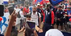 Aficionados del Olimpia al momento de no permitirle el paso a los jugadores. Foto captura de video.