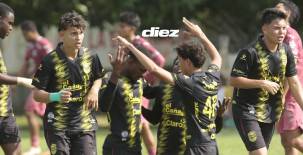 Celebración del espigado delantero Ronald Reagan para el Real España frente a Motagua. Fotos Neptalí Romero.