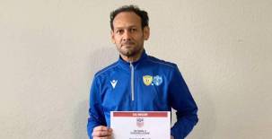 José Luis el Flaco Pineda muestra con orgullo su licencia que le permite ser tomado en cuenta la MLS. Foto cortesía.