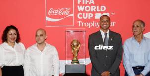 David Trezeguet, campeón del mundo con Francia y Nasry Asfura, Presidente de Honduras, en la presentación del trofeo a su llegada a San Pedro Sula. Foto Héctor Paz.